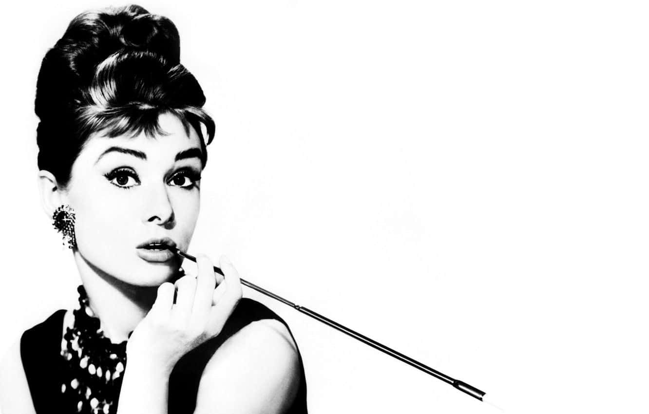 Audrey Hepburn As Holly Golightly In Breakfast At Tiffanys Wallpaper