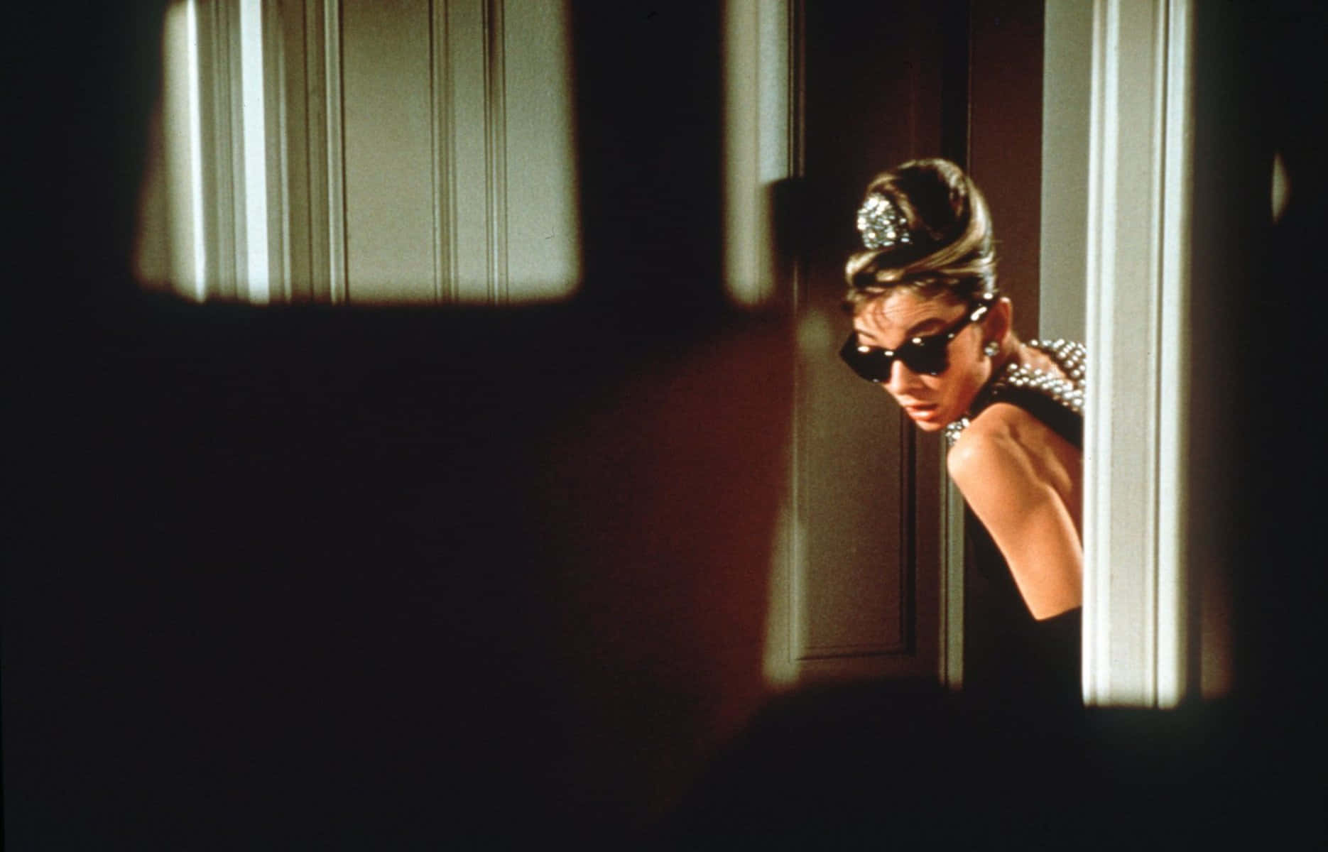 Frühstückbei Tiffany Audrey Hepburn Als Holly Golightly Szene Wallpaper