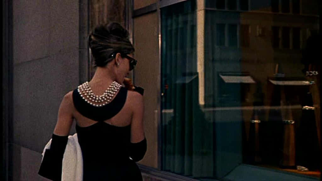 Escenade Holly Golightly De Desayuno En Tiffany's Haciendo Compras En La Ventana. Fondo de pantalla