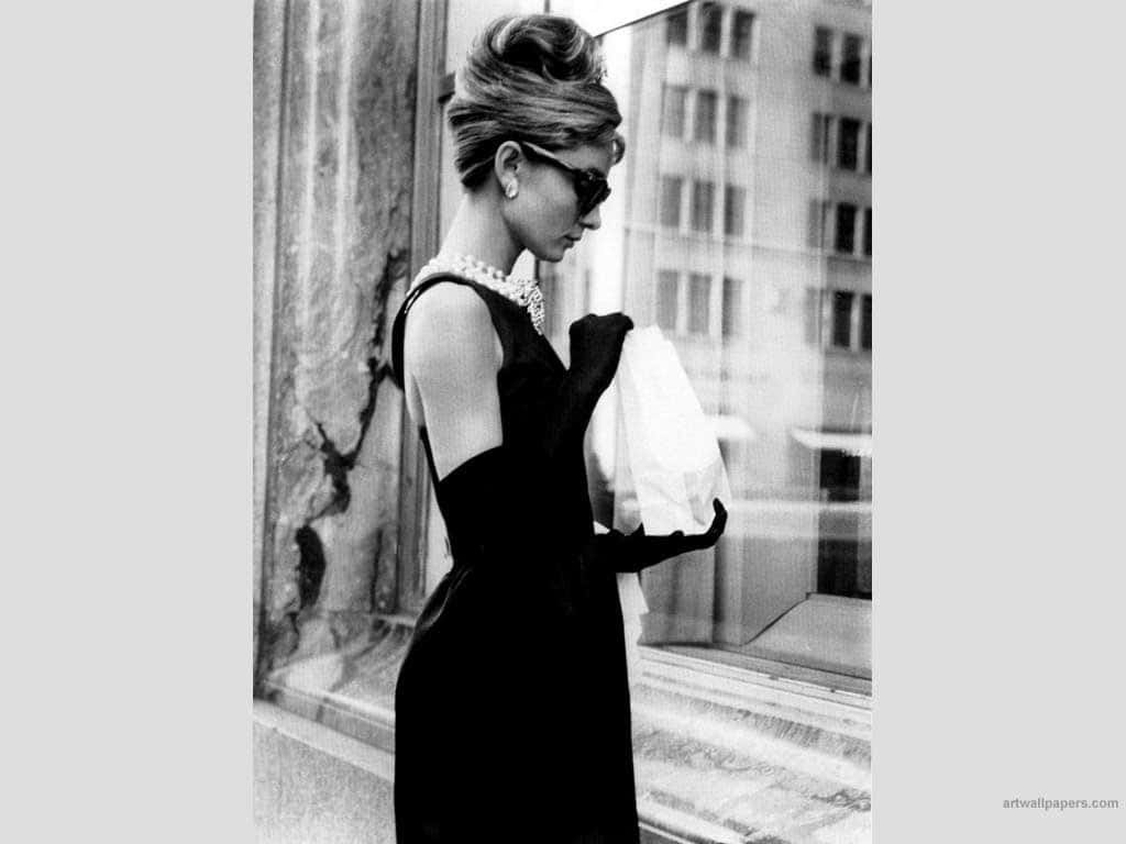 Audrey Hepburn som Holly Golightly i morgenmad på Tiffany's tapet. Wallpaper