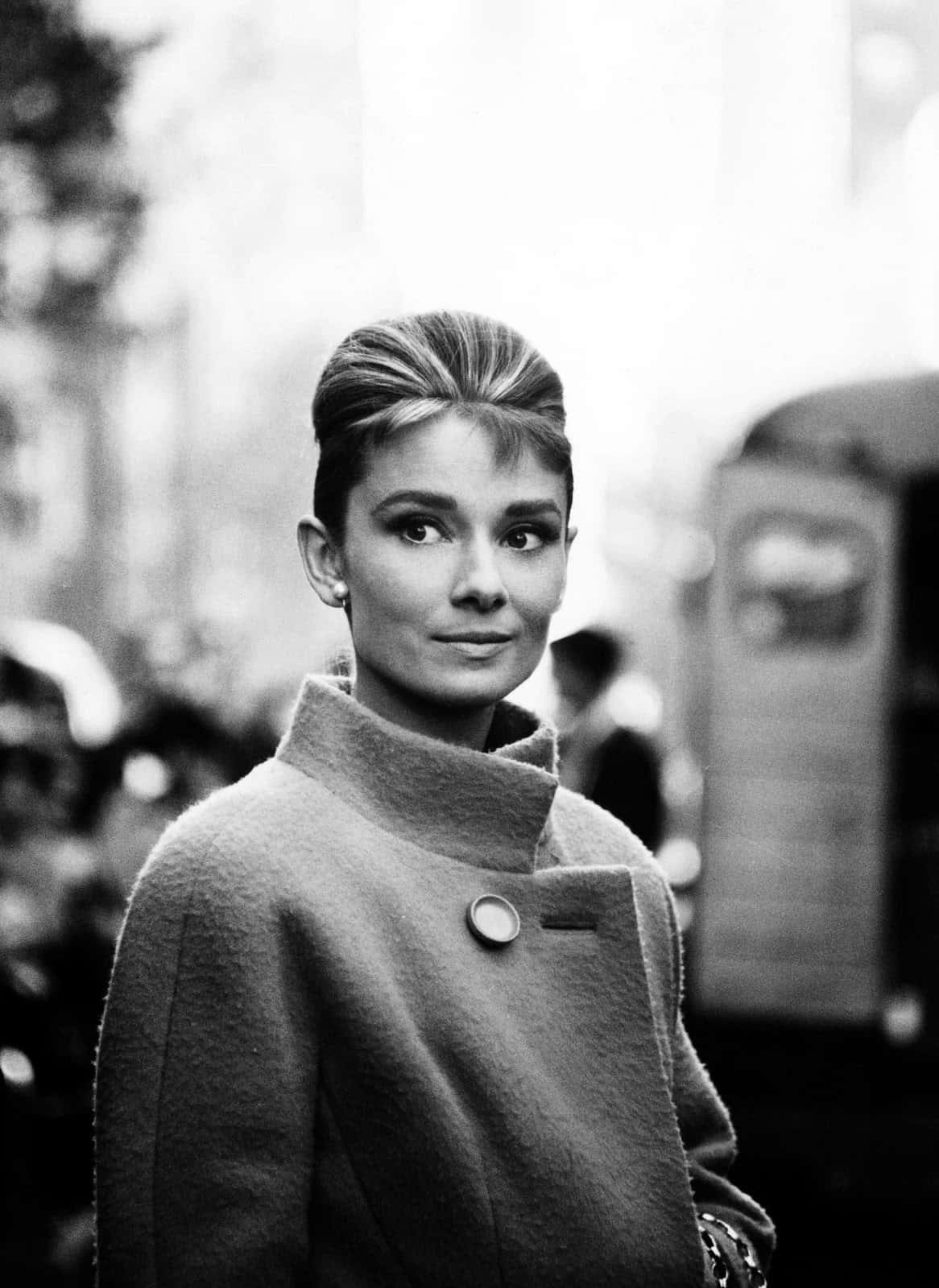 Audrey Hepburn på morgenmad på Tiffanys sat tapet Wallpaper