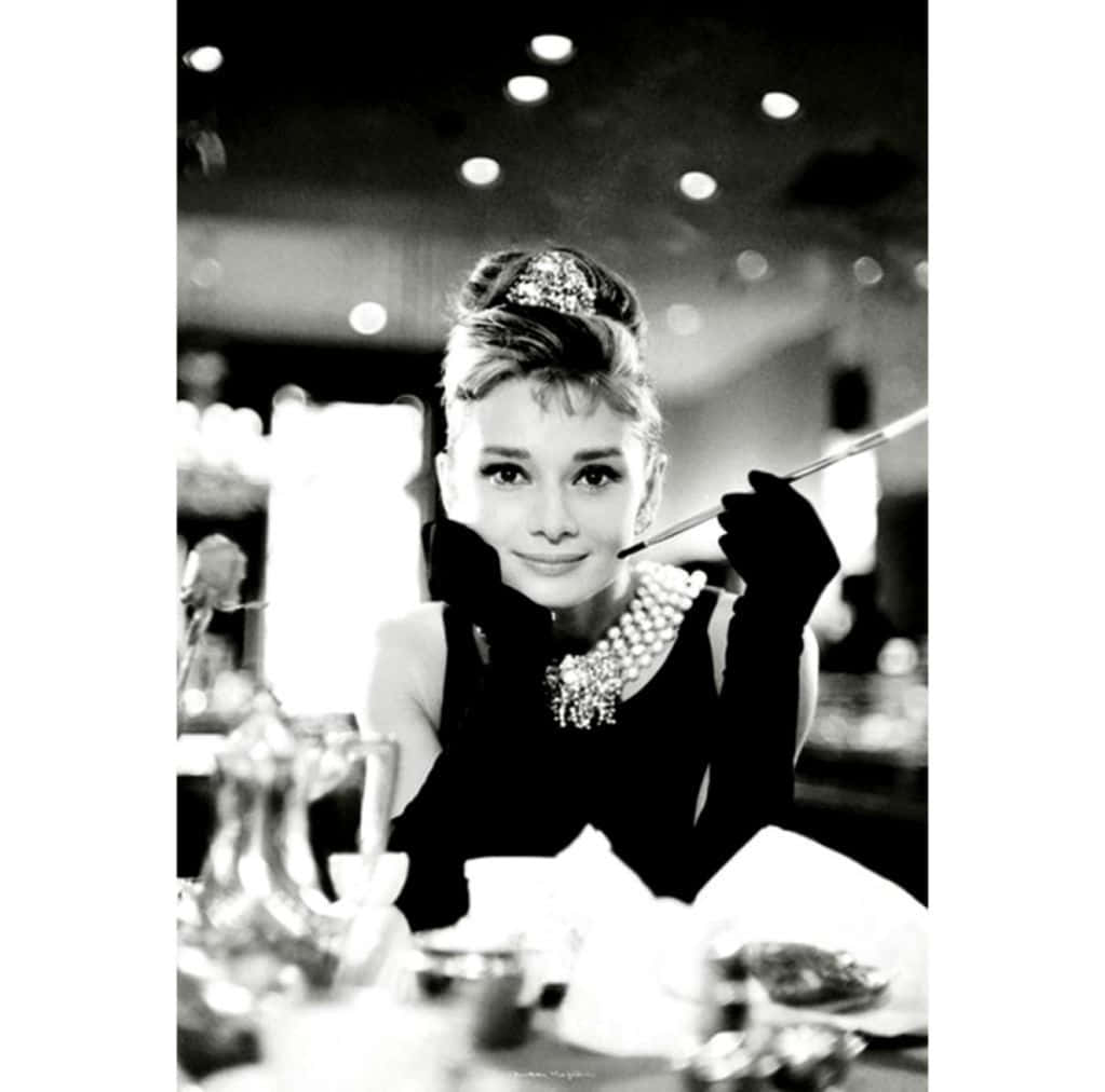 Audrey Hepburn as Holly Golightly in Breakfast at Tiffany's (1961) Wallpaper