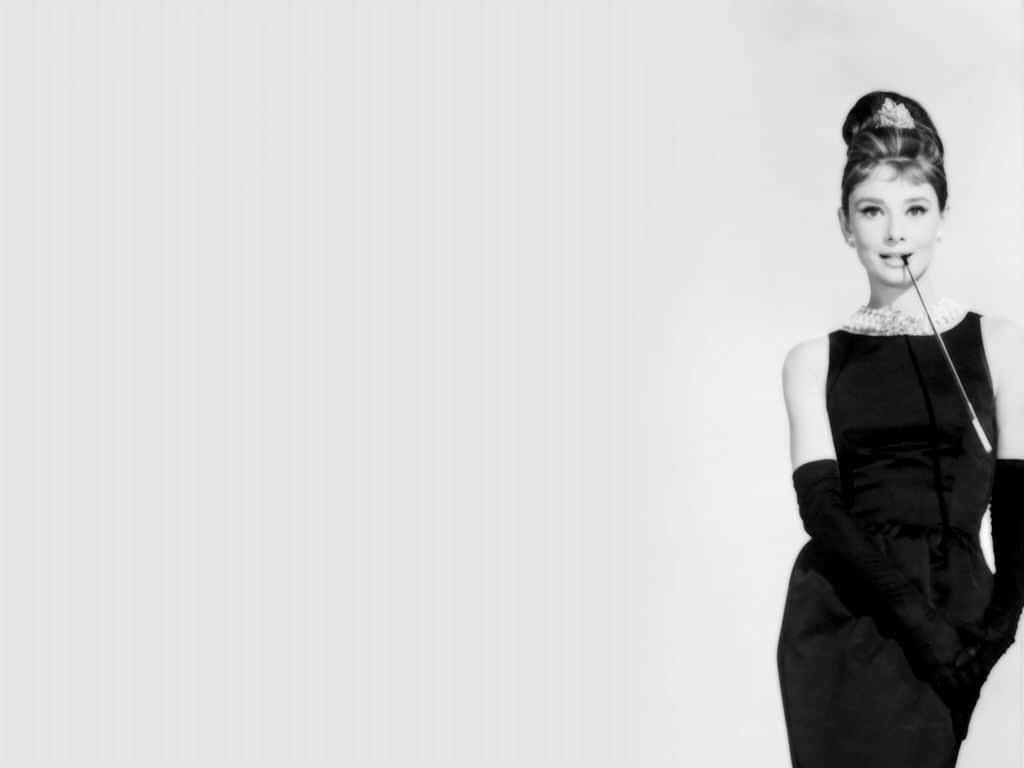 Audrey Hepburn i én af hendes mest ikoniske roller dekorerer denne tapet. Wallpaper