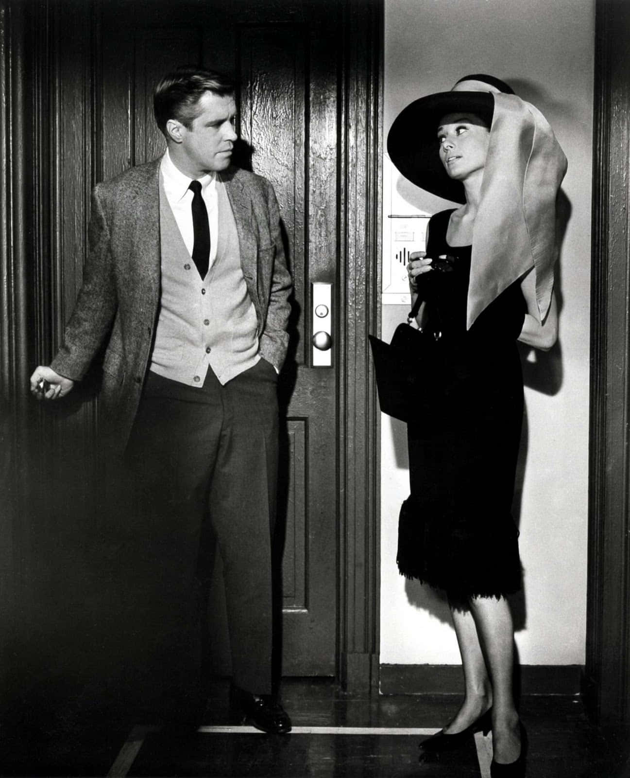 Audrey Hepburn og George Peppard Morgenmad på Tiffanys Filmstil Mobil Wallpaper Wallpaper