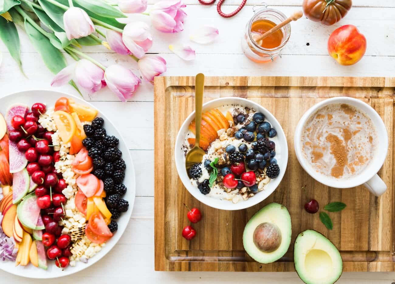 Unplato De Desayuno Con Frutas, Yogur Y Café