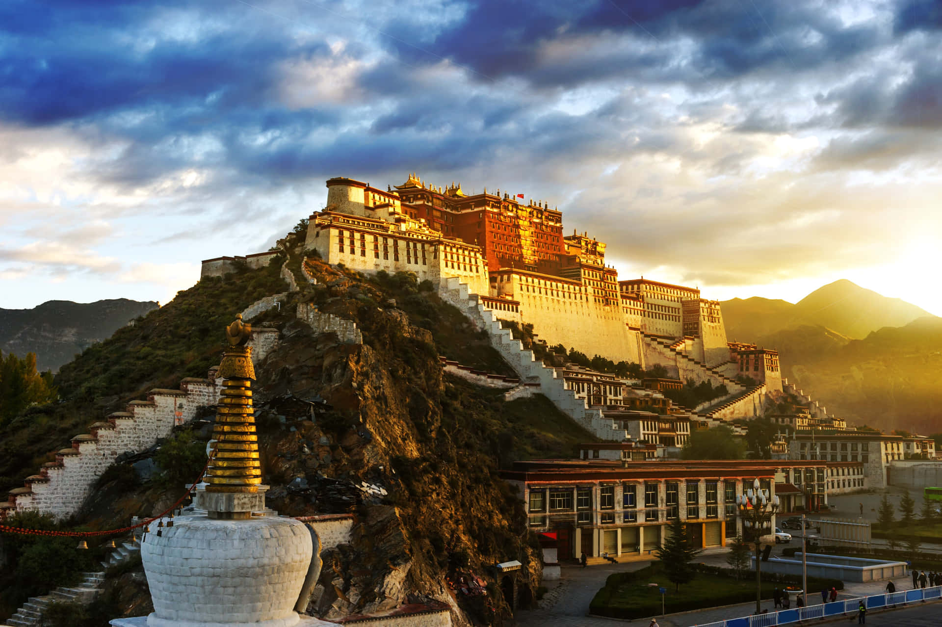 Breathtaking Sky And Sunset In Potala Palace, Lahasa Wallpaper