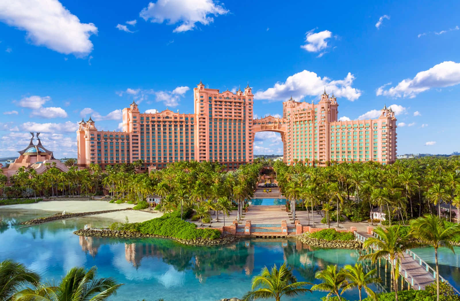 Breathtaking View In Atlantis Resort For Visitiors Wallpaper