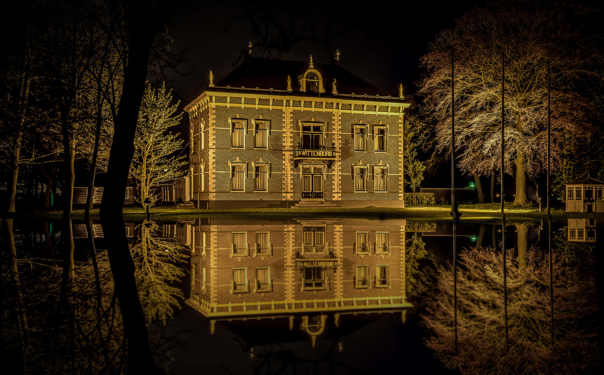 Breda Nighttime Reflectionof Historic Building Wallpaper