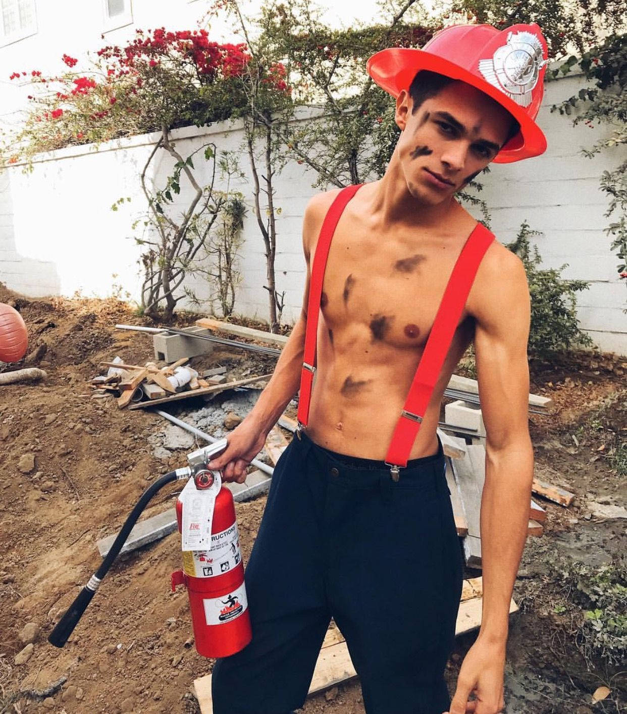 Brent Rivera, Pompiere Sfondo