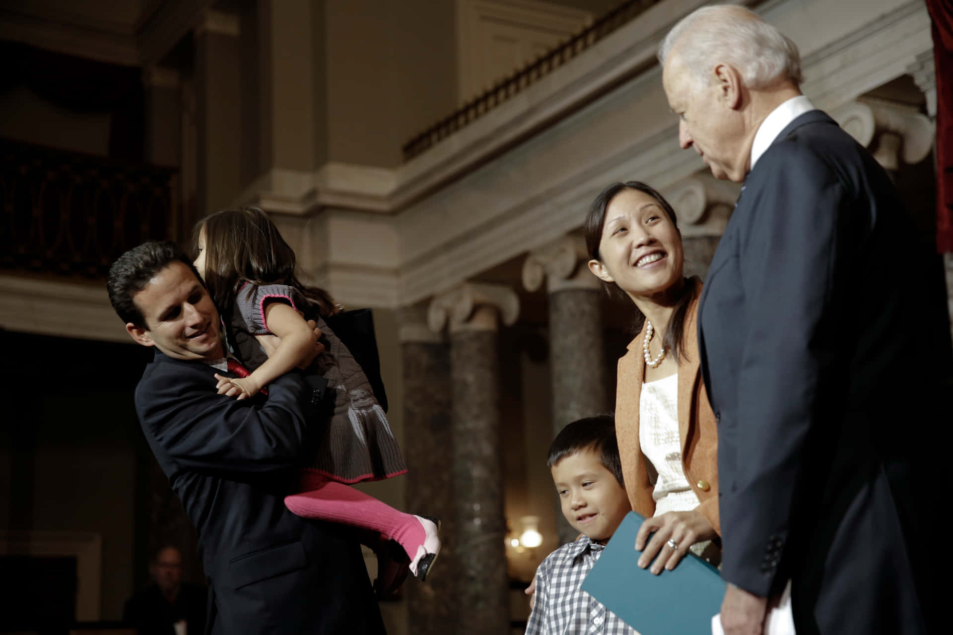 Brianschatz Y Su Familia Con Joe Biden Fondo de pantalla