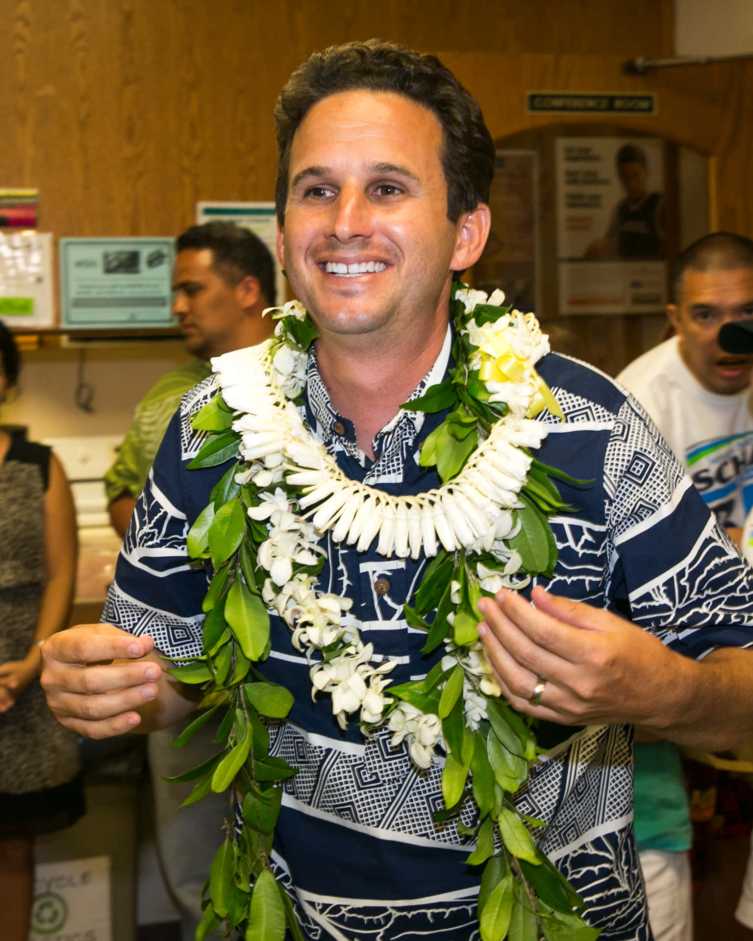 Ilsenatore Degli Stati Uniti Brian Schatz Indossa Una Tradizionale Ghirlanda Di Fiori Hawaiana. Sfondo