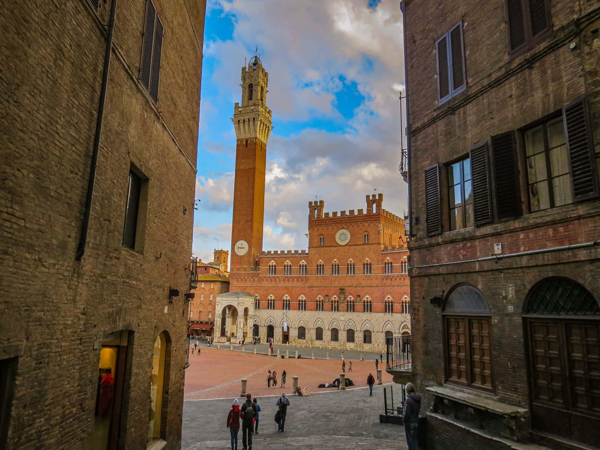 Edificiosde Ladrillo Y Torre Del Mangia En Siena, Italia Fondo de pantalla