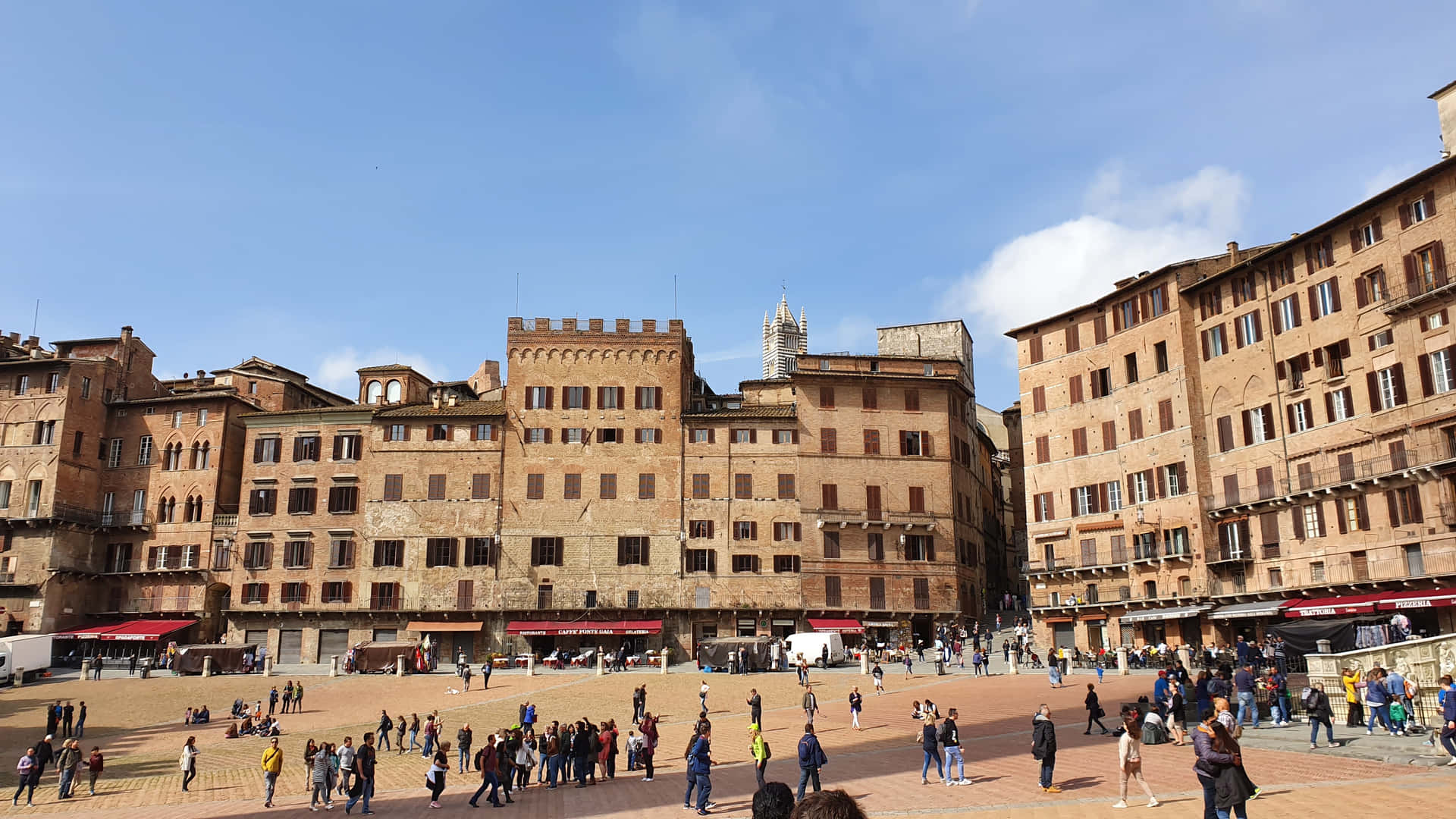 Edificiosde Ladrillo En La Piazza Del Campo En Siena. Fondo de pantalla