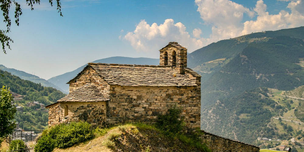 Casade Ladrillo En Las Montañas De Andorra Fondo de pantalla