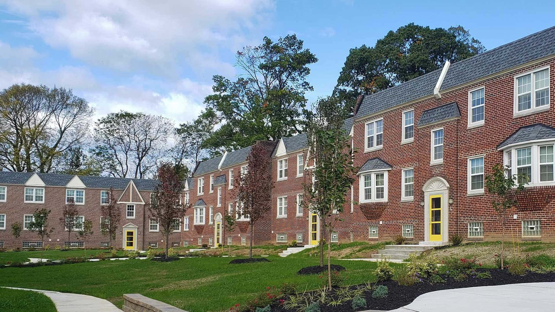 Maisons De Brique Avec Portes Jaunes Fond d'écran