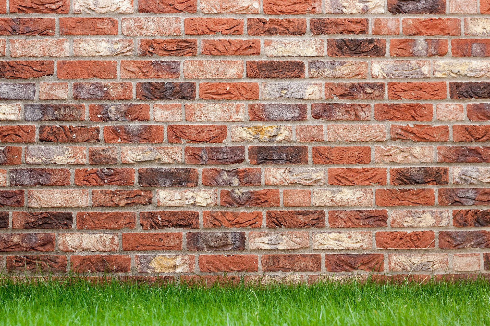 Mur af mursten og græsbanner Wallpaper