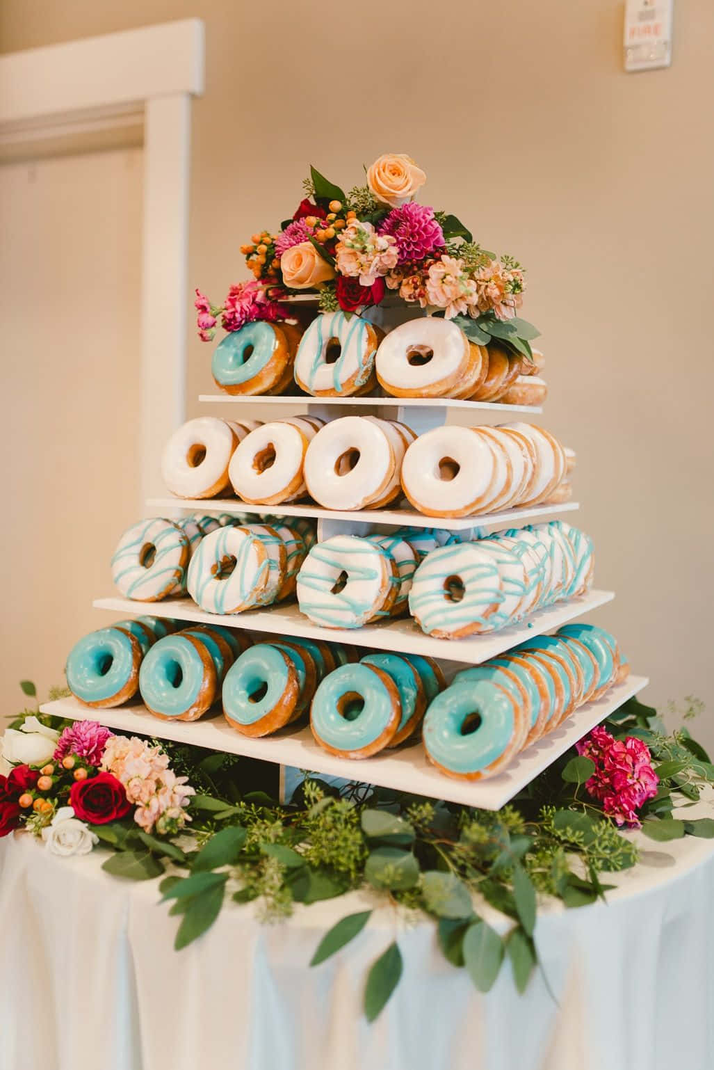 Immaginedi Una Torta A Forma Di Donuts Per Un Matrimonio O Una Festa Di Addio Al Nubilato.