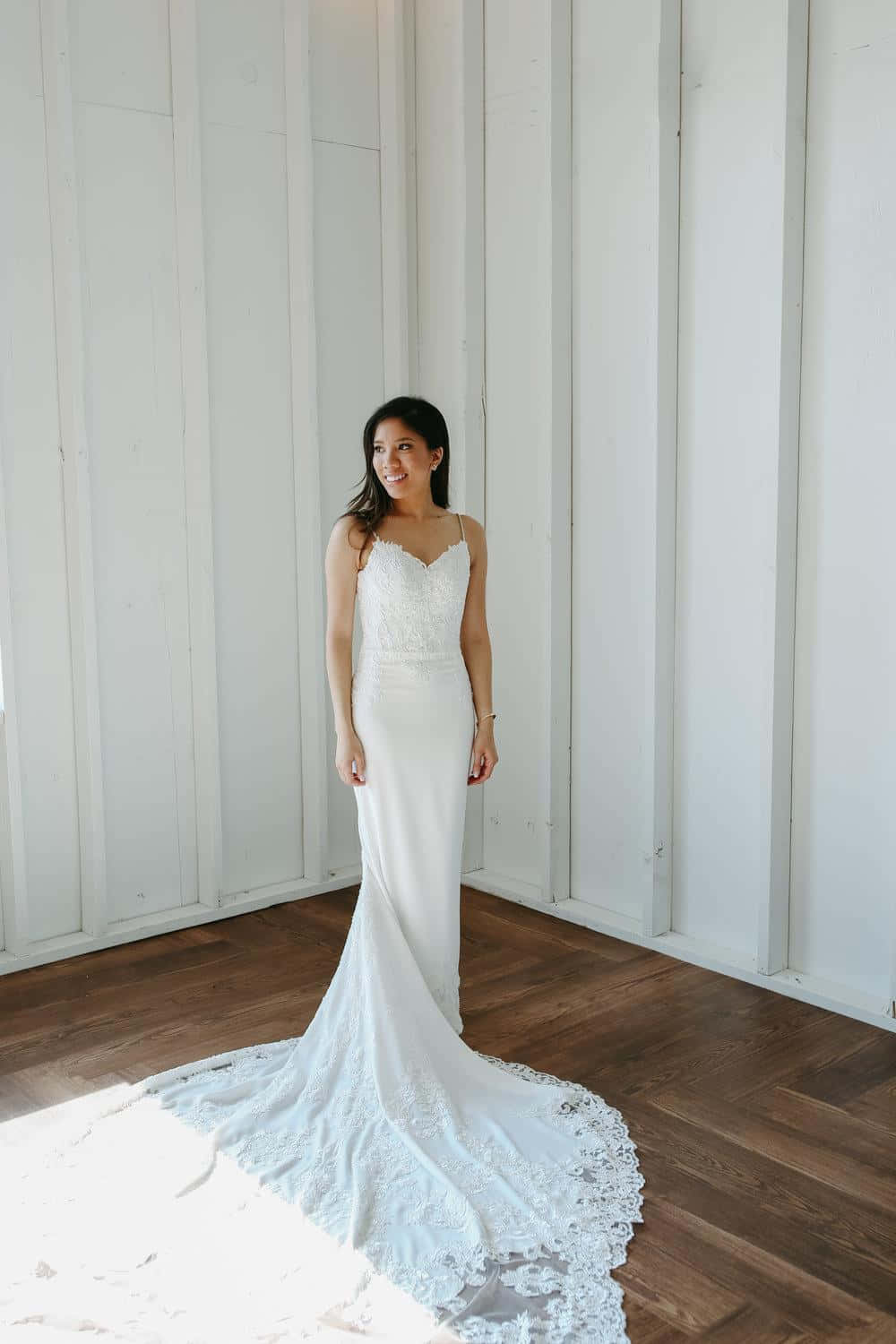 Graceful, flowing ivory bride's dress Wallpaper
