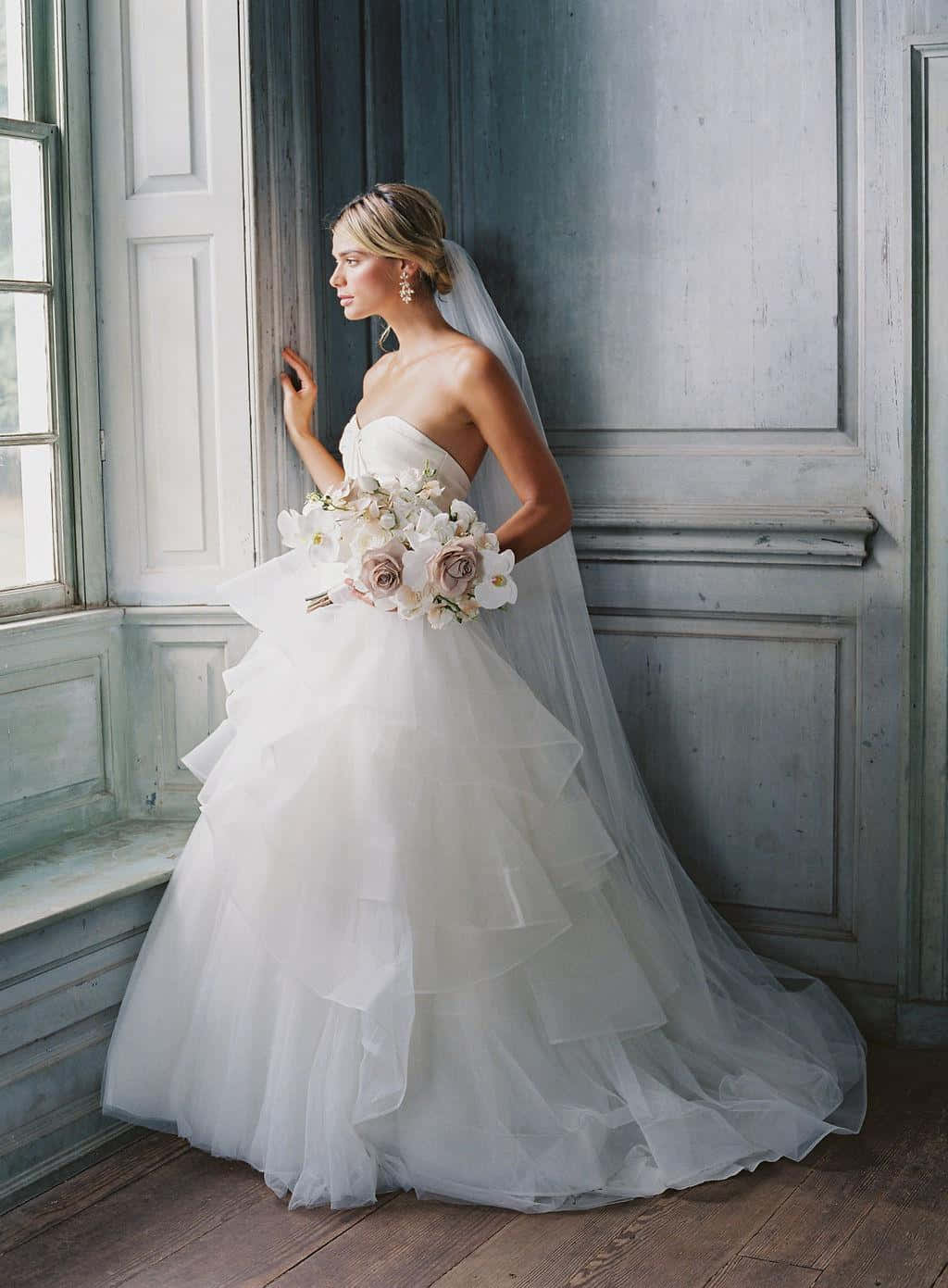 Look Beautiful in This Dazzling Bride's Dress Wallpaper