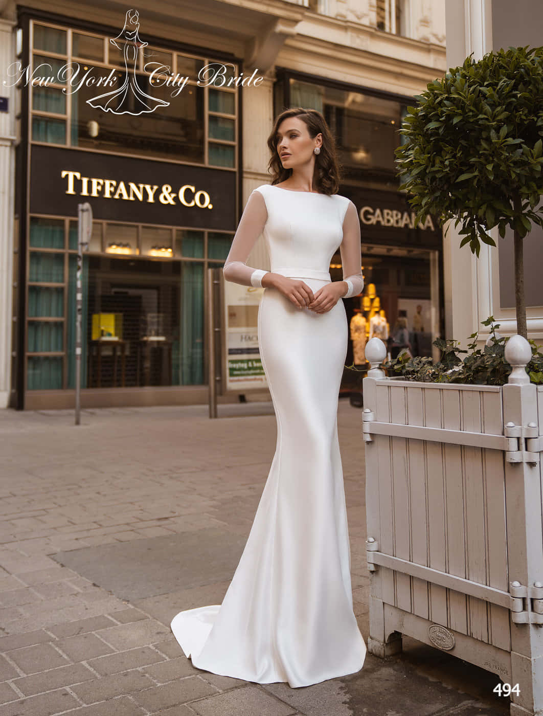 A stunning and sophisticated white wedding dress Wallpaper