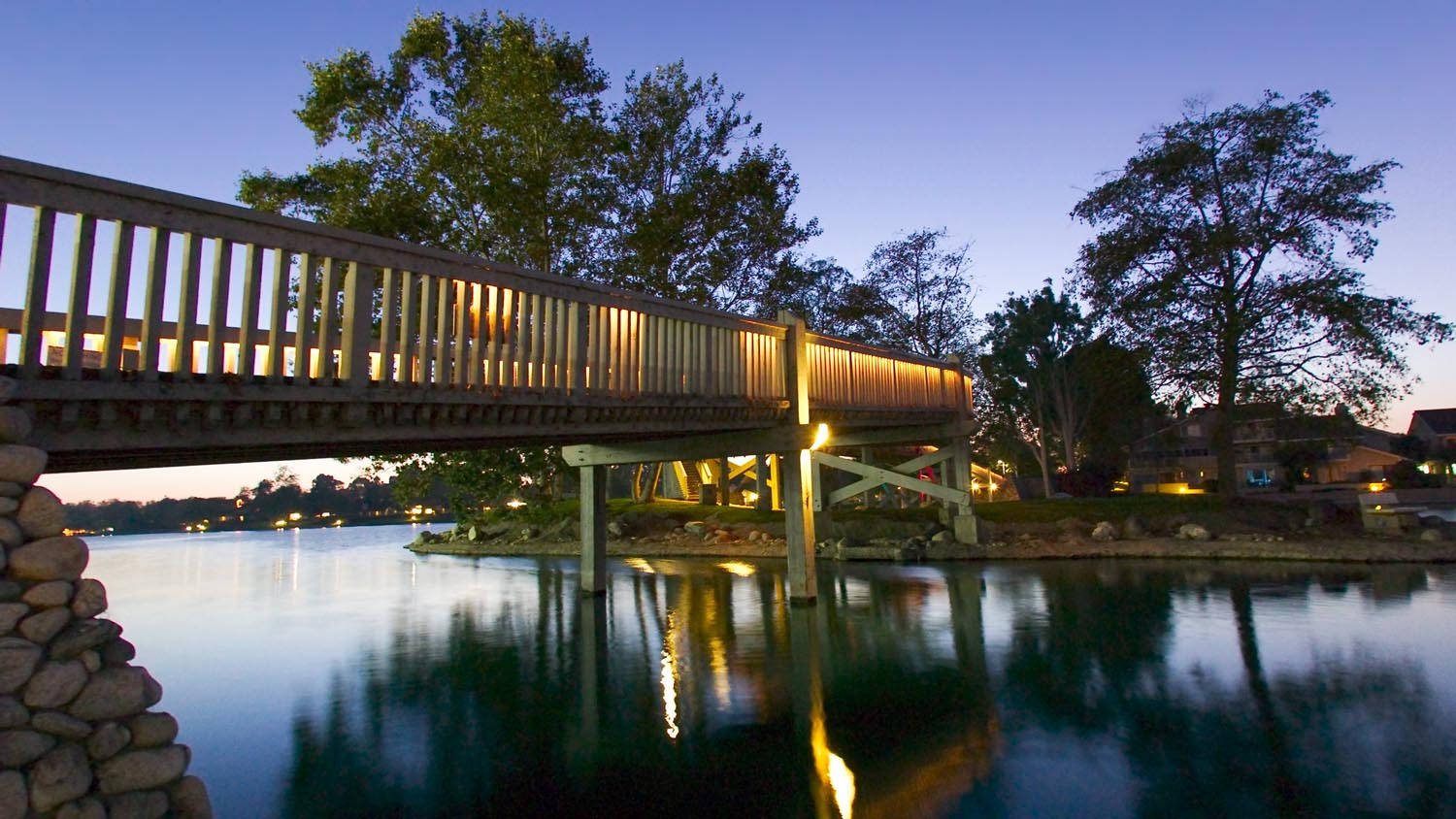 Puentesobre El Lago Norte En Irvine, California. Fondo de pantalla