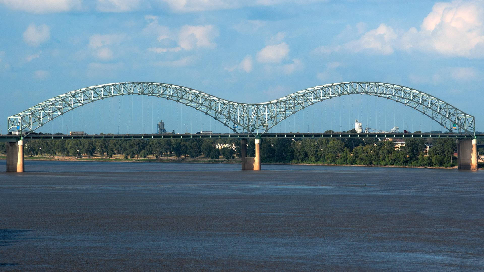 Disfrutandode La Vista Desde El Puente Del Río Mississippi Fondo de pantalla