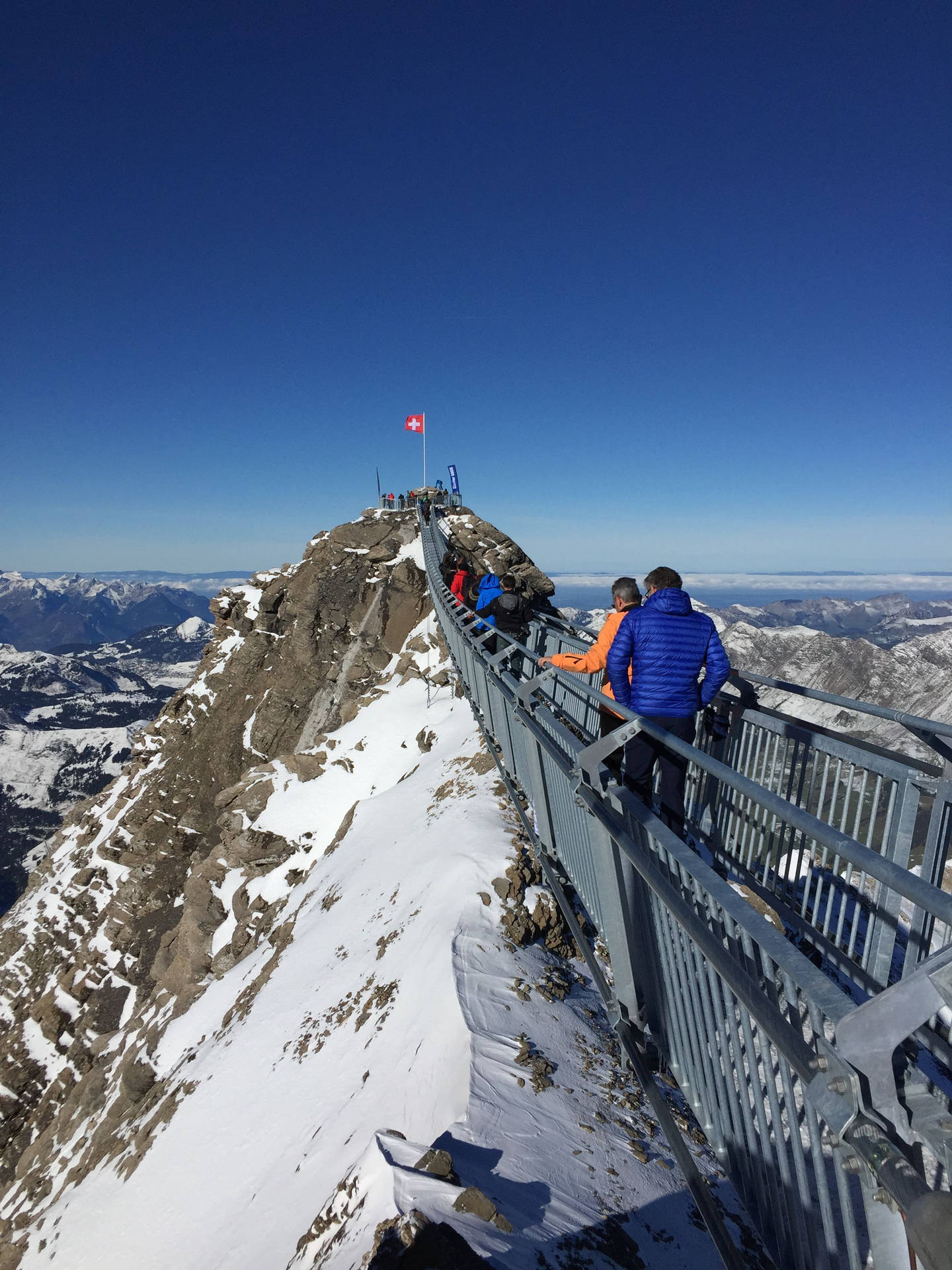 Puentecon Bandera En Los Alpes Suizos Fondo de pantalla