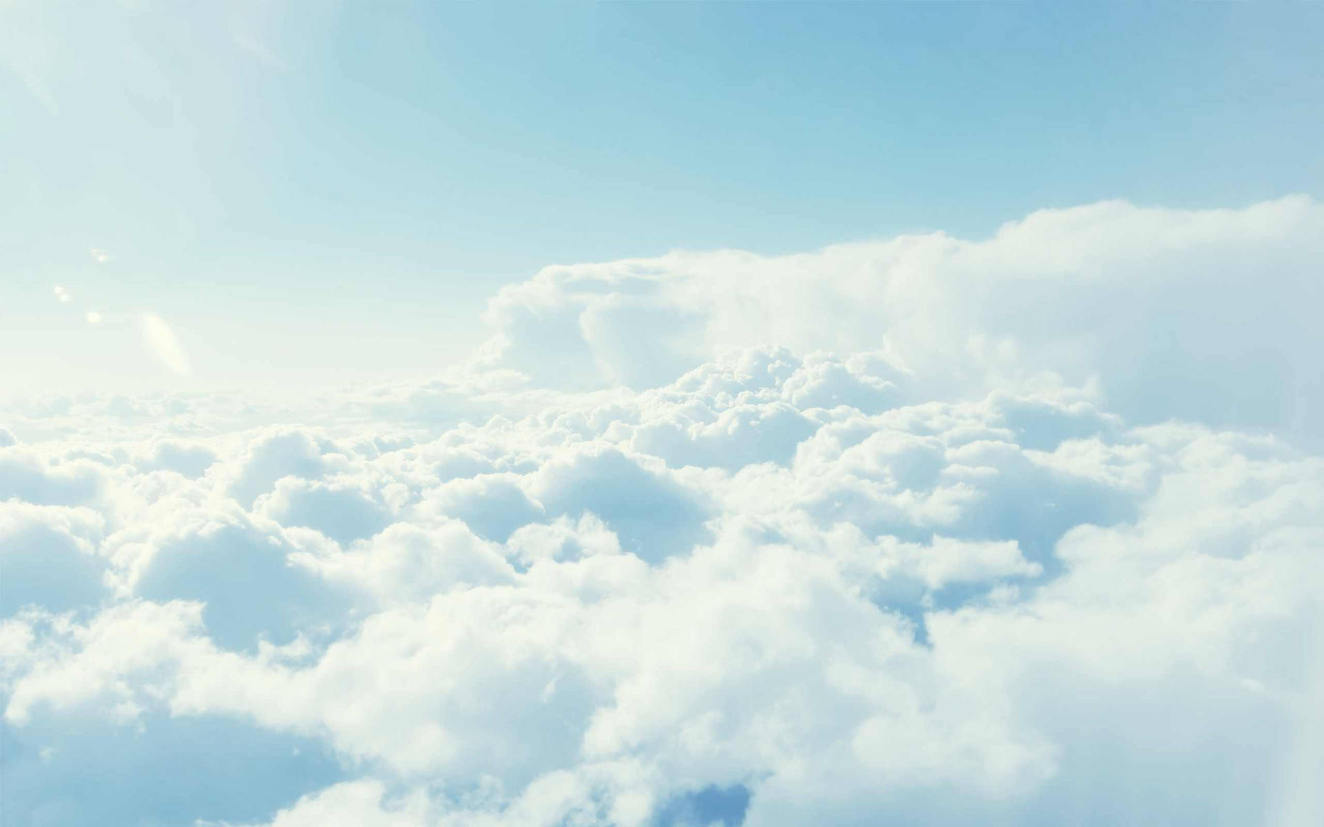 Brillanteestético De Nubes En El Escritorio Fondo de pantalla