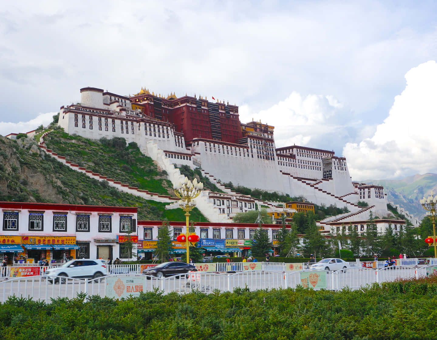 Bright Day In Potala Palace In Lhasa Wallpaper