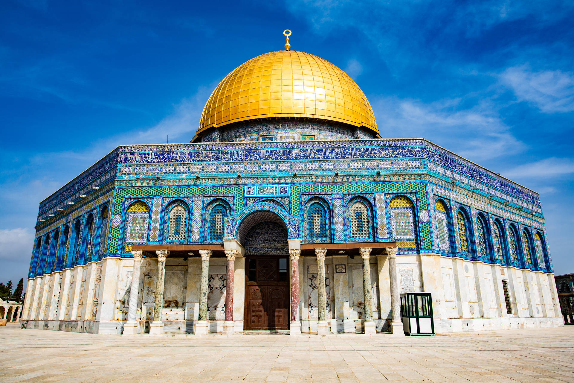 Bright Dome Of The Rock Background