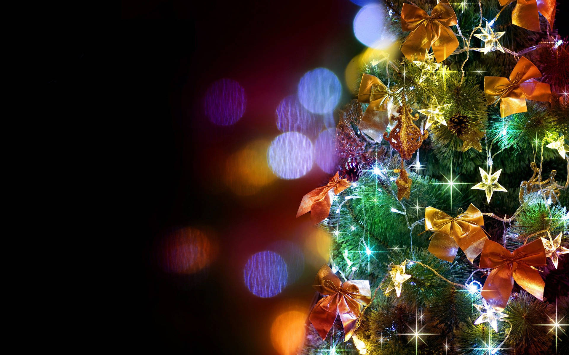 Lyse festlige juletræ med bånd og stjerner Wallpaper