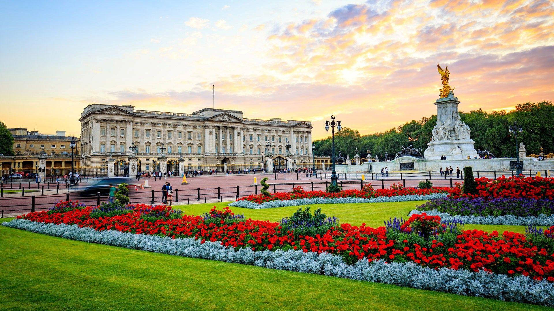 Bright Red Buckingham Palace Picture
