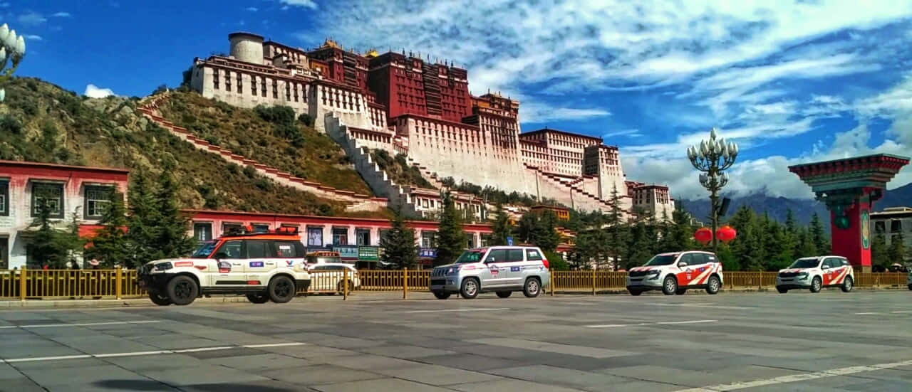 Bright Sky In Potala Palace In Lhasa Wallpaper