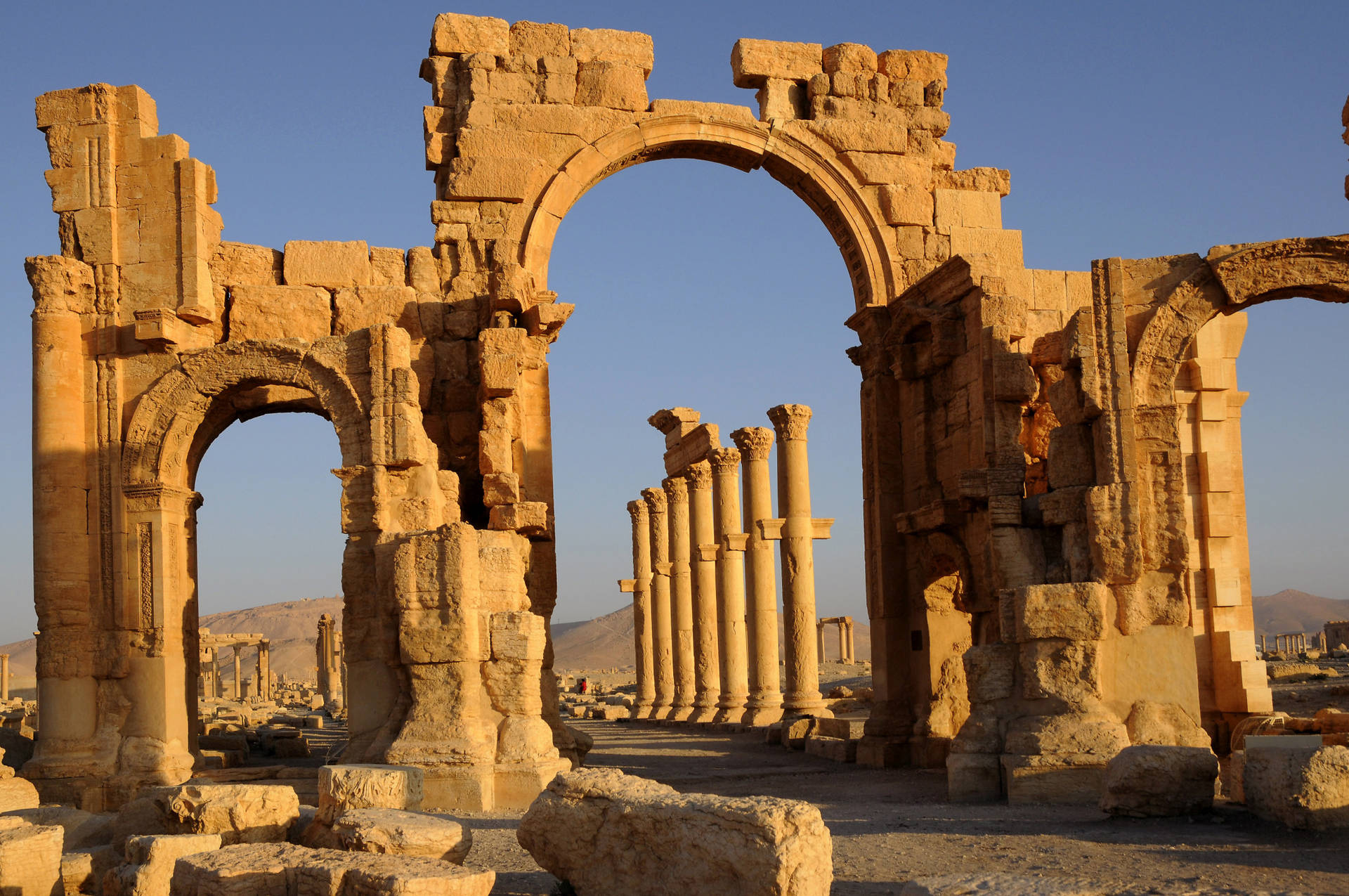 Bright Sun Striking At Palmyra's Monumental Arch Wallpaper