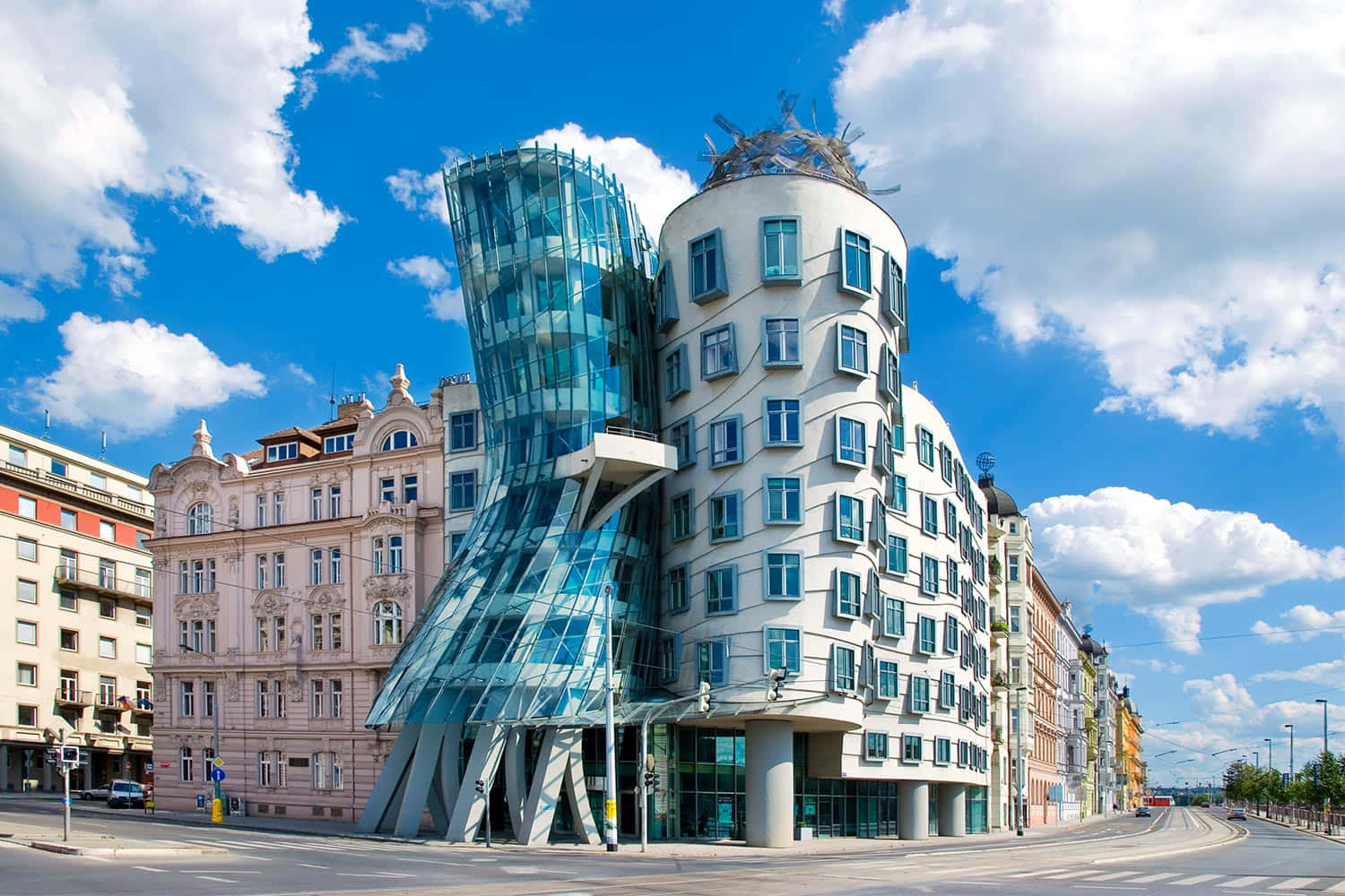 An exquisite capture of the Dancing House under the radiant sun. Wallpaper