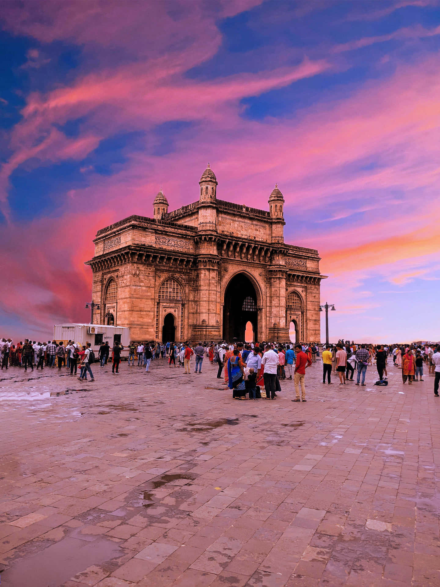 Lysendesolnedgang Over Gateway To India. Wallpaper