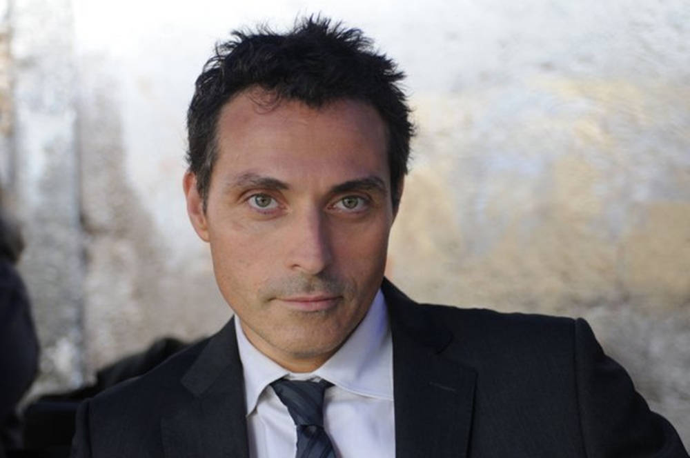 Caption: British Actor Rufus Sewell With Short Black Hair Wallpaper