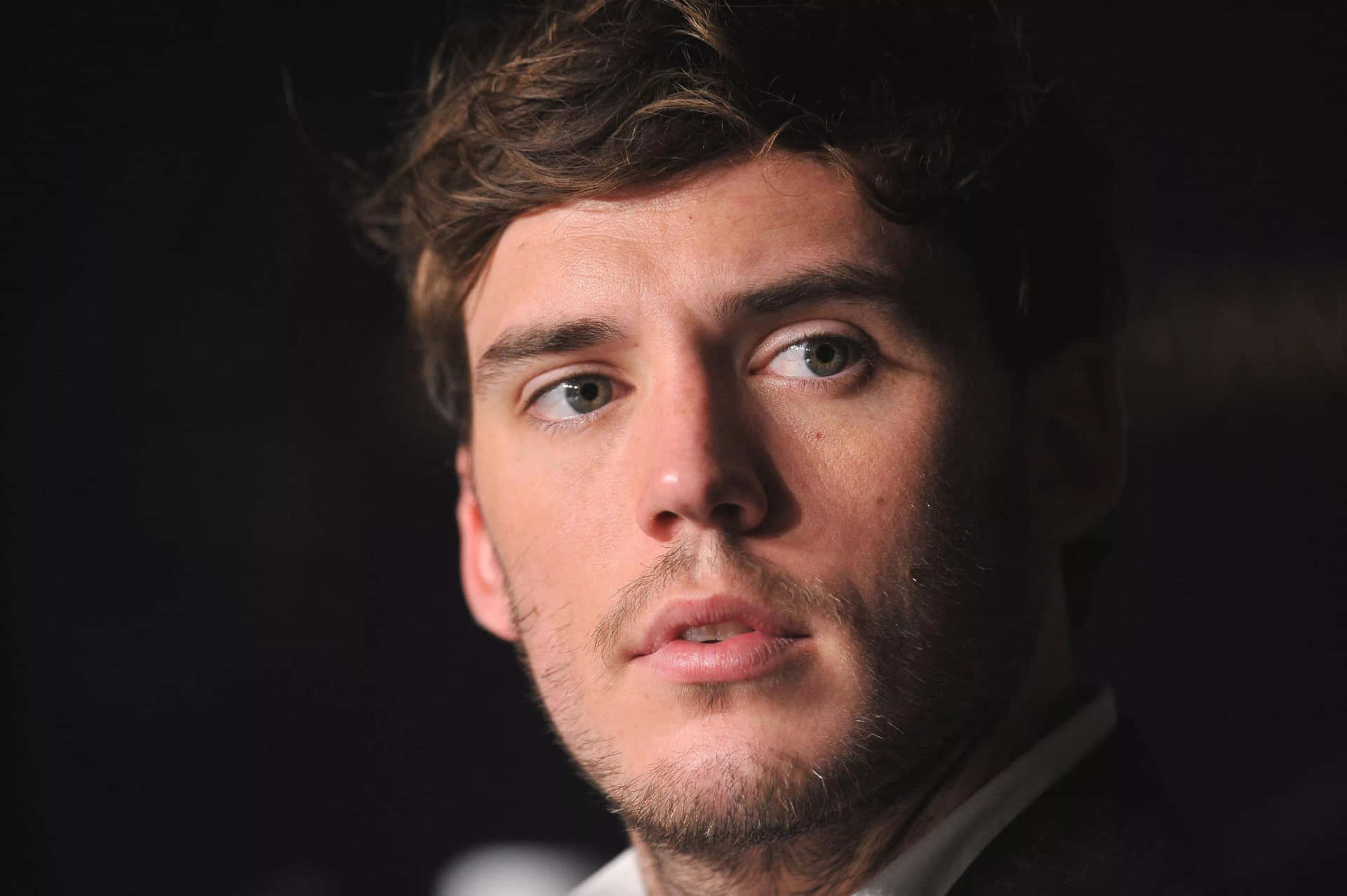 L'acteur Britannique Sam Claflin Vêtu D'un Costume Élégant Fond d'écran