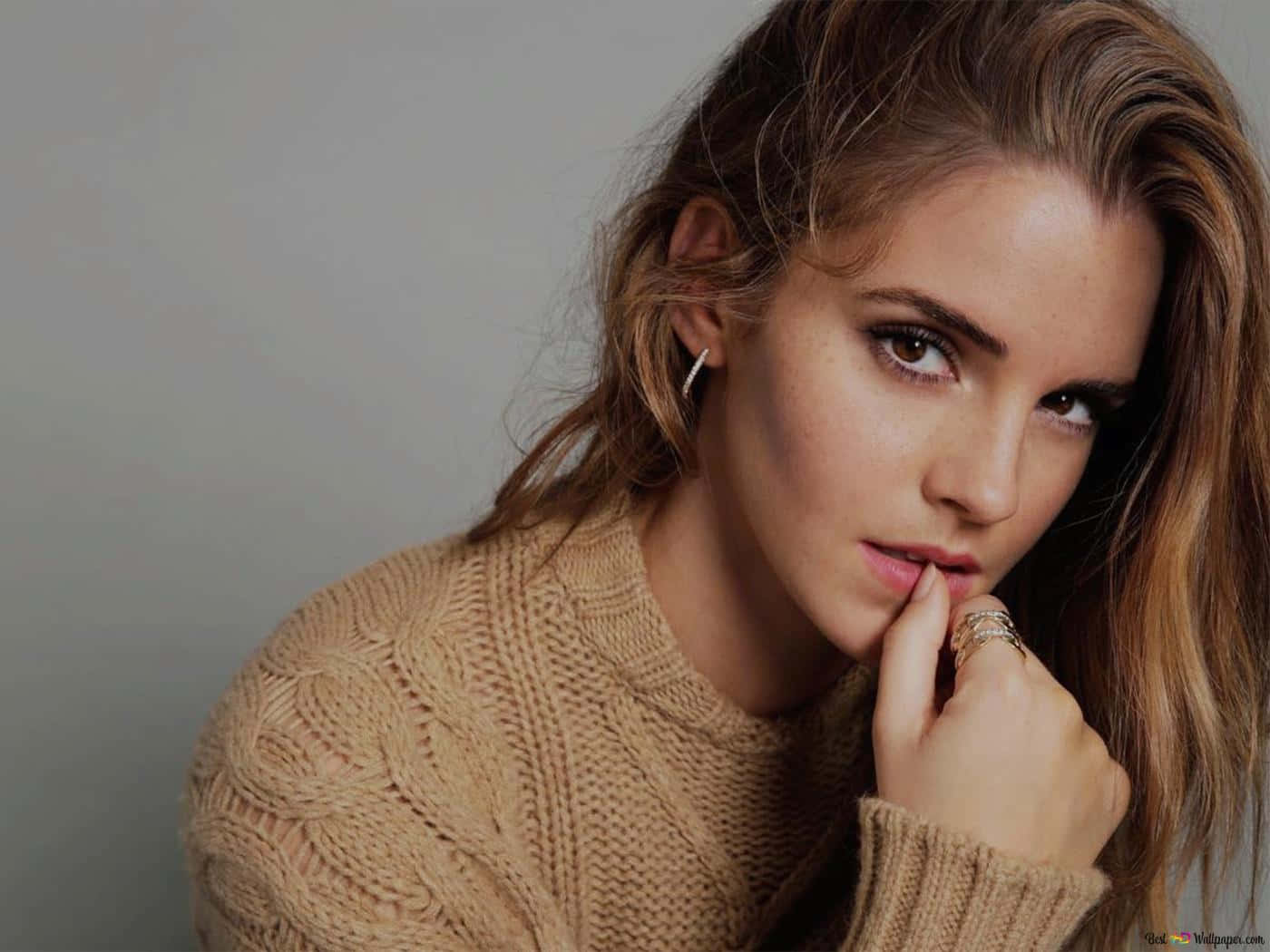 Britisk skuespiller Emma Watson Brun Strik Sweater Baggrund Wallpaper