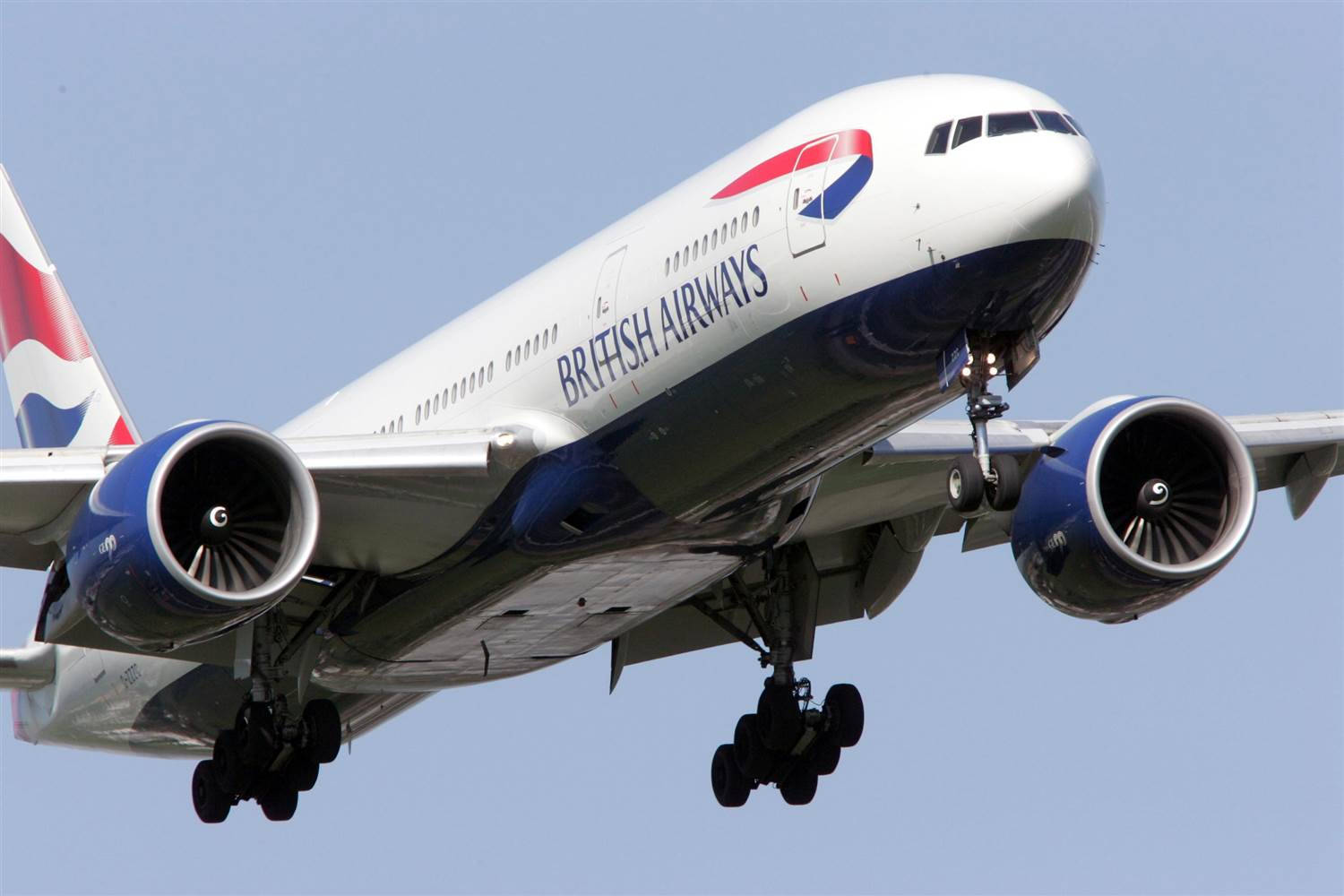 Aviónde British Airways Ascendiendo En Primer Plano Fondo de pantalla
