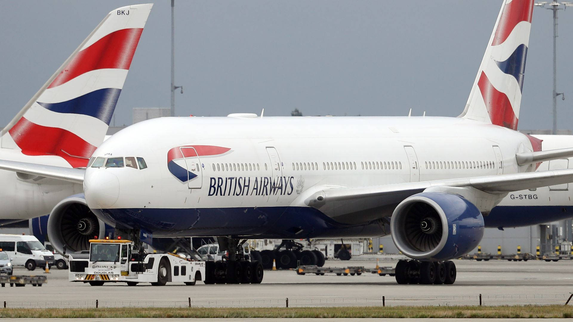 Britishairways G Stbg Boeing 777 Na Pista. Papel de Parede