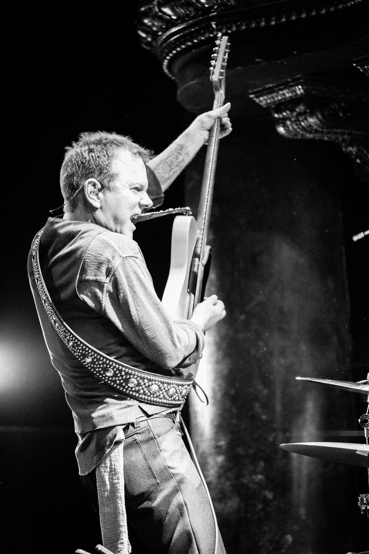 Músicobritánico-canadiense Kiefer Sutherland Tocando La Guitarra. Fondo de pantalla