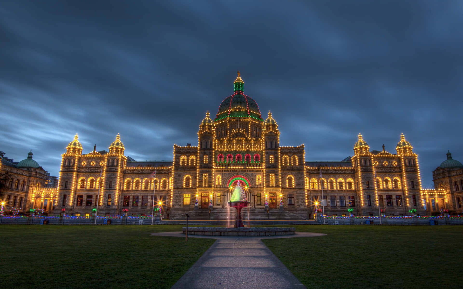 Edificiodel Parlamento De Columbia Británica Con Cielo Tormentoso Fondo de pantalla