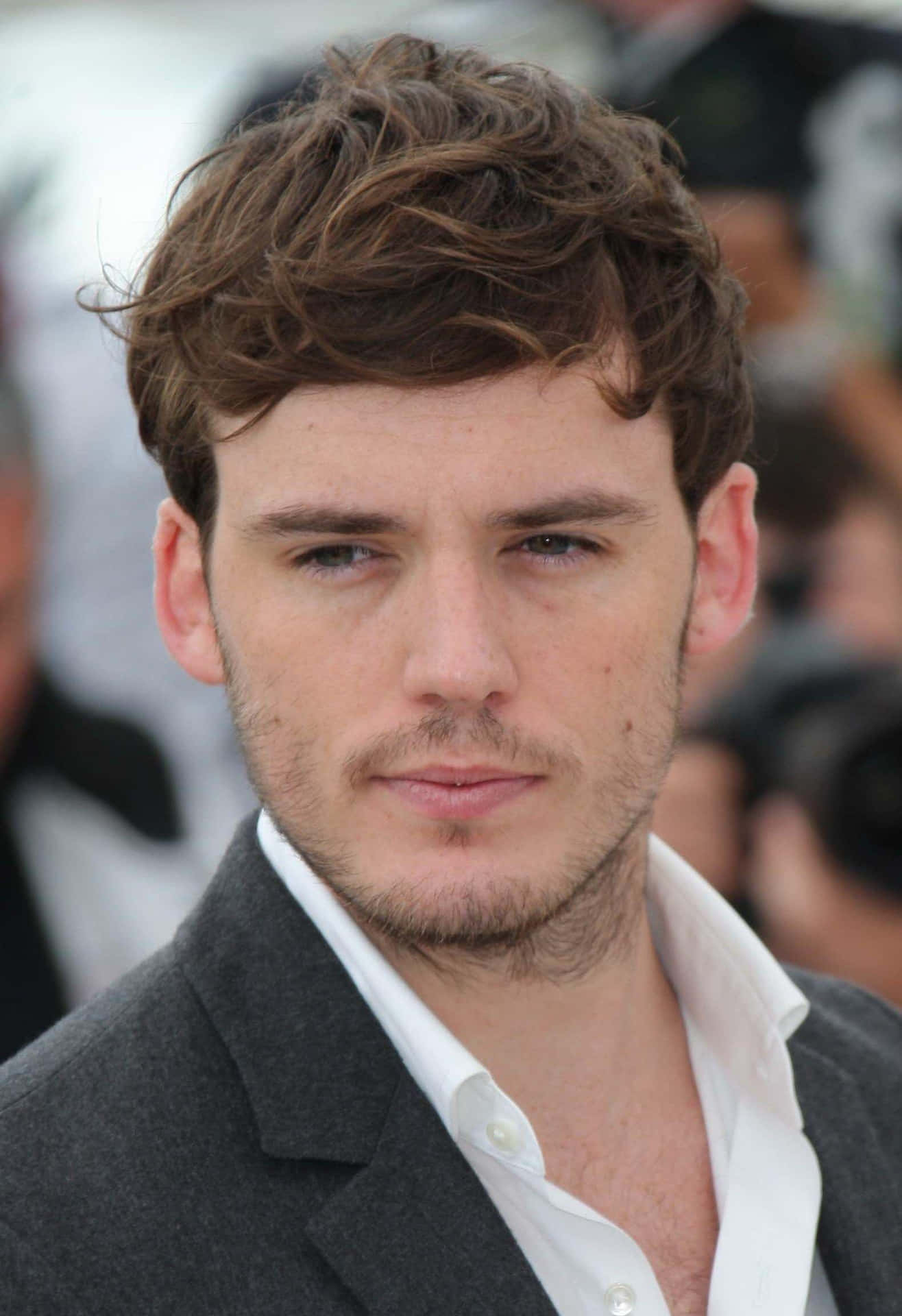 "british Movie Star Sam Claflin In A Casual, Yet Confident Pose" Wallpaper