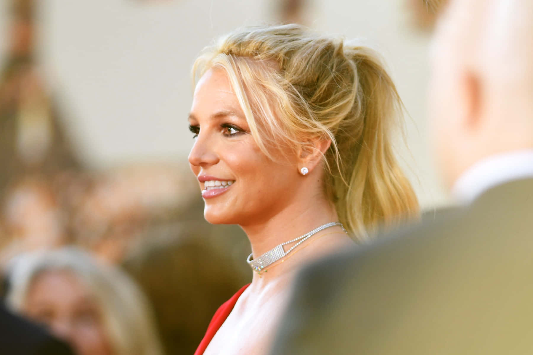 Britneyspears Sieht Umwerfend Aus In Ihrem Roten Kleid.