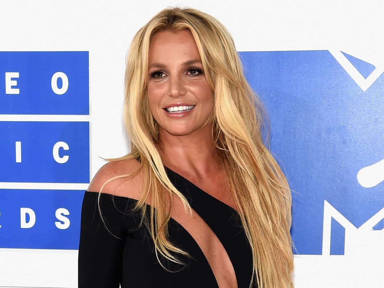 L'iconapop Britney Spears Nel Suo Iconico Video Musicale 