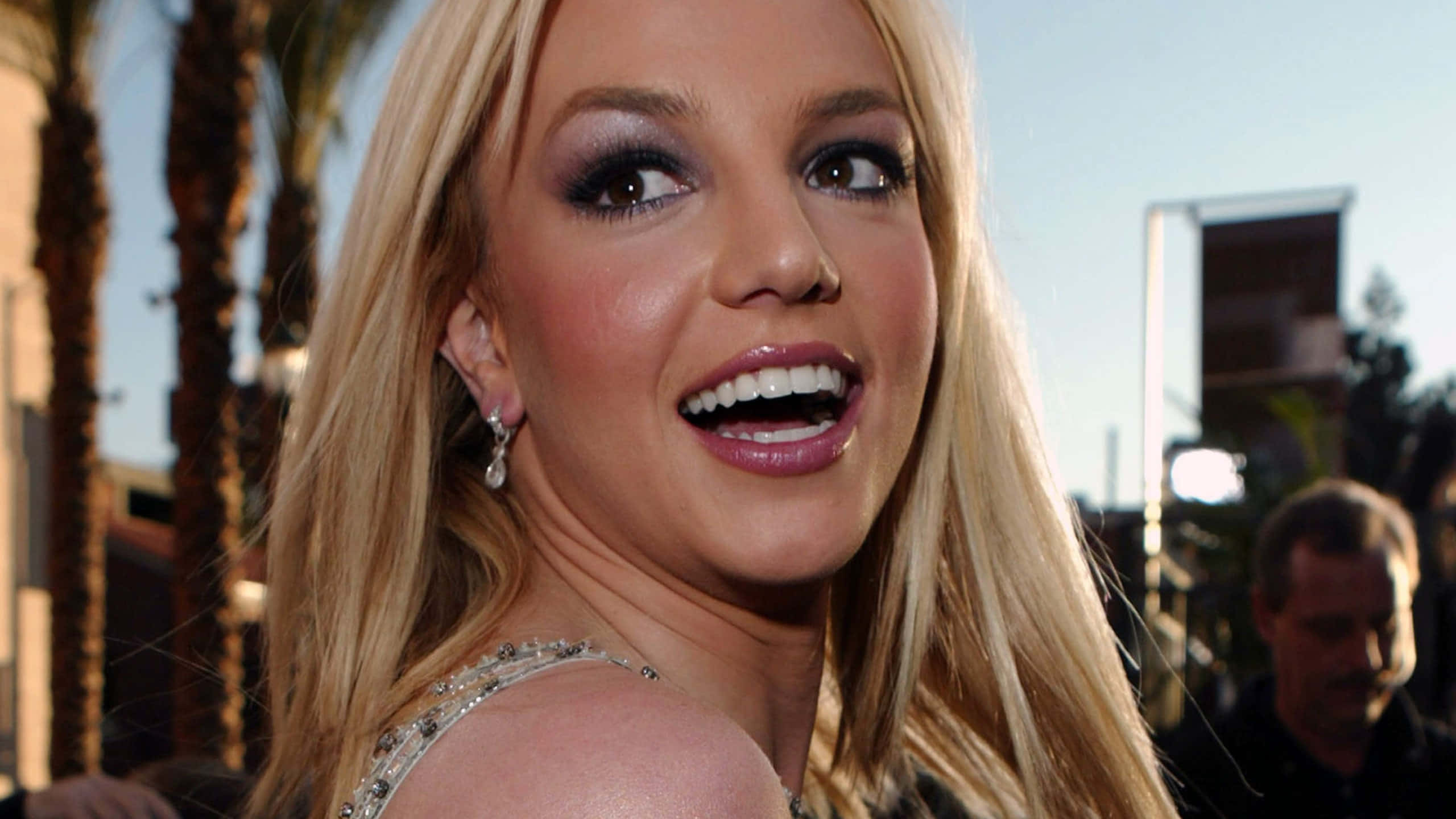 Diepop-sängerin Britney Spears Sieht Strahlend Aus In Ihrem Weißen Kleid.