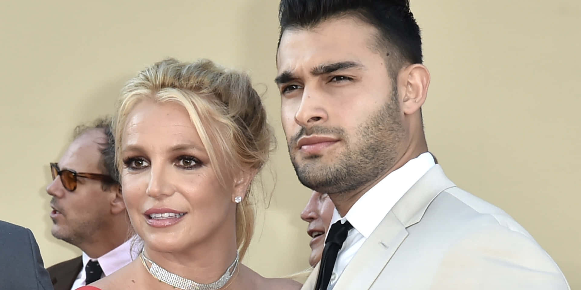 Lacantante Britney Spears Appare Bellissima In Un Vestito Bianco.