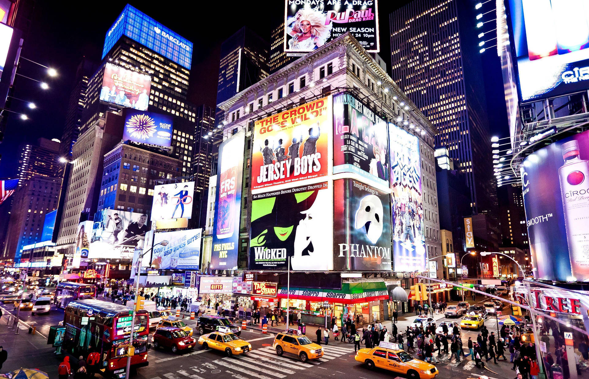 times square at night with many people and cars Wallpaper