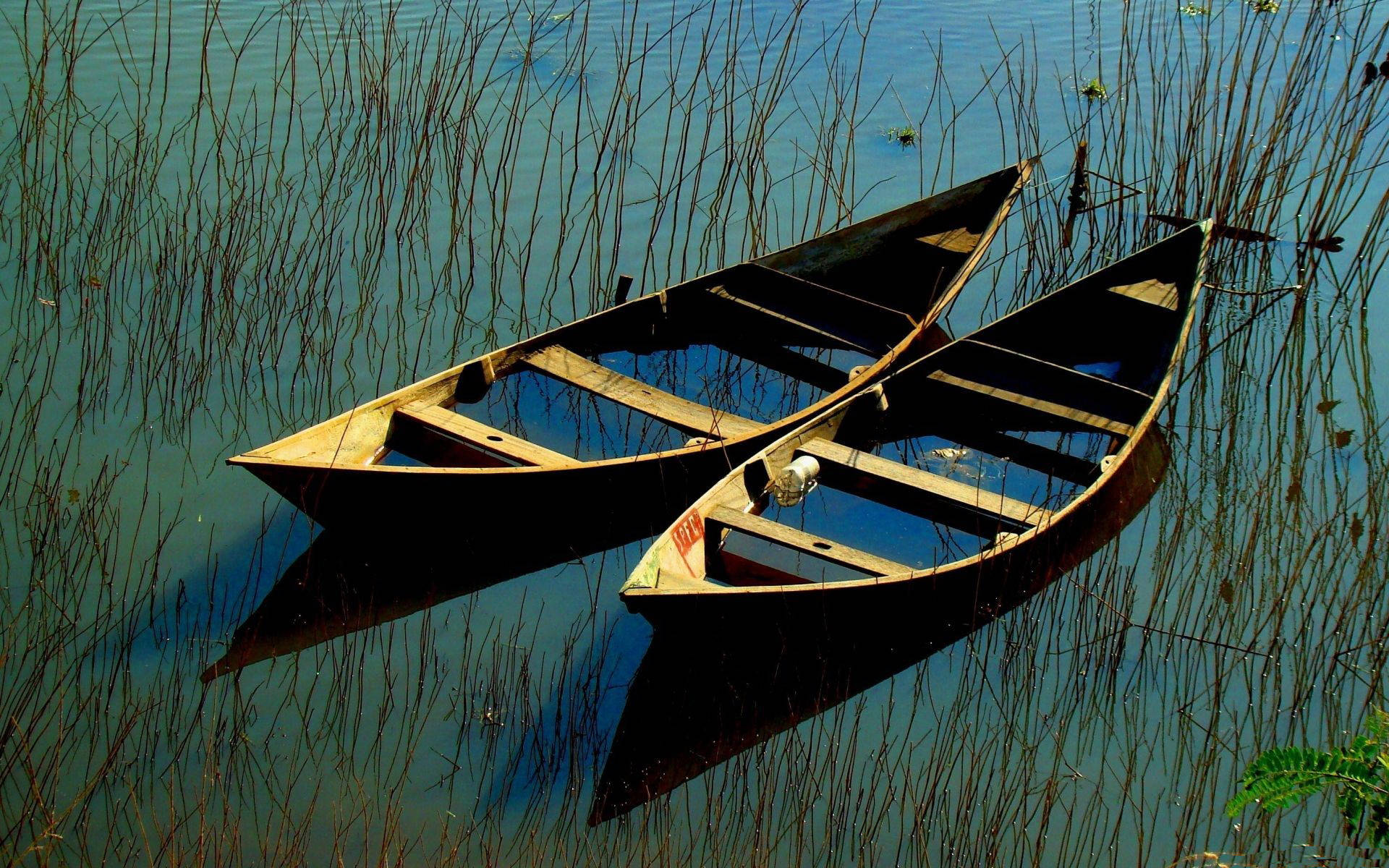 Trasigbåt I Sjön. Wallpaper